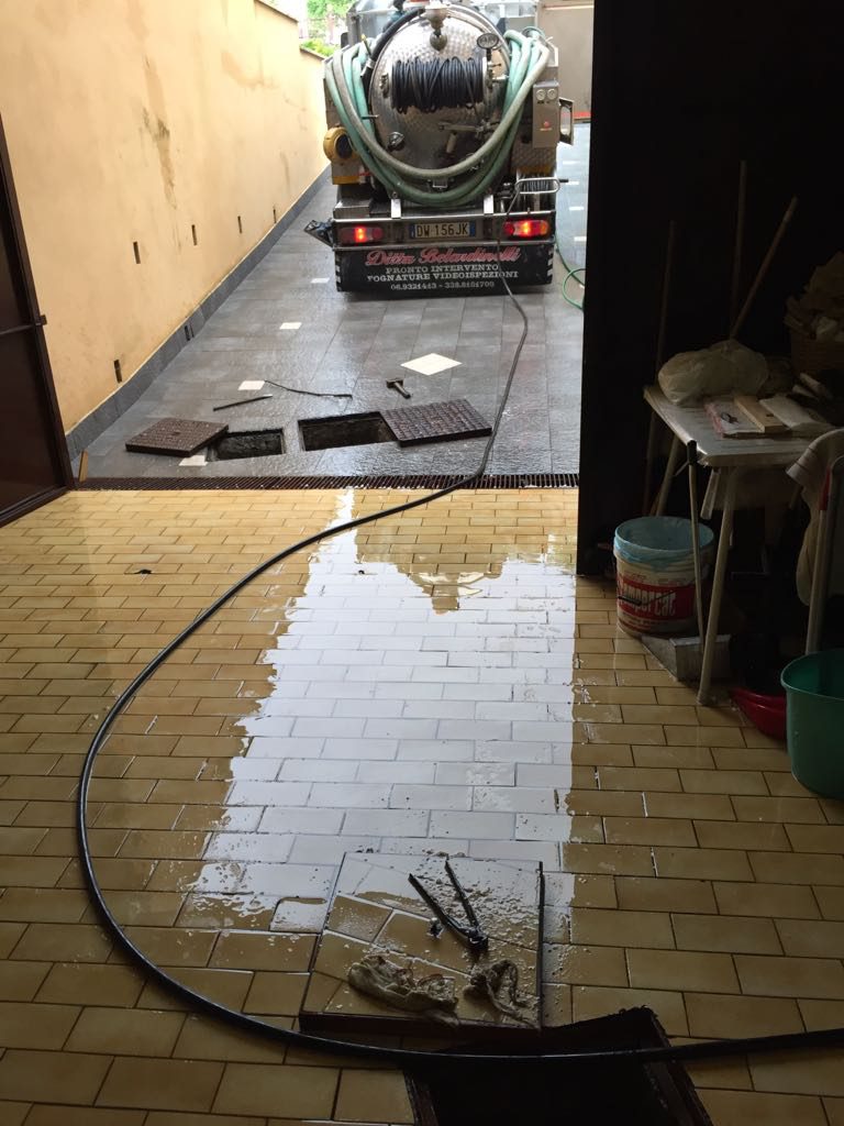 Disostruzione tubazione ostruita che non permetteva il deflusso delle acque piovane