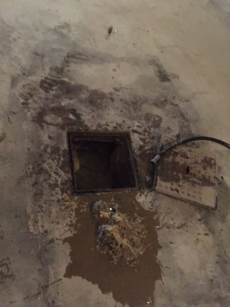 Rastrellamento pozzetti invasi da assorbenti e materiali non bio degradabili