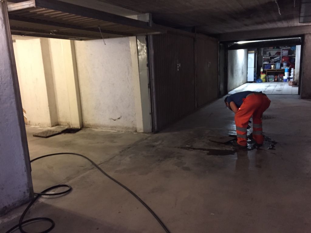 Rastrellamento pozzetti invasi da assorbenti e materiali non bio degradabili